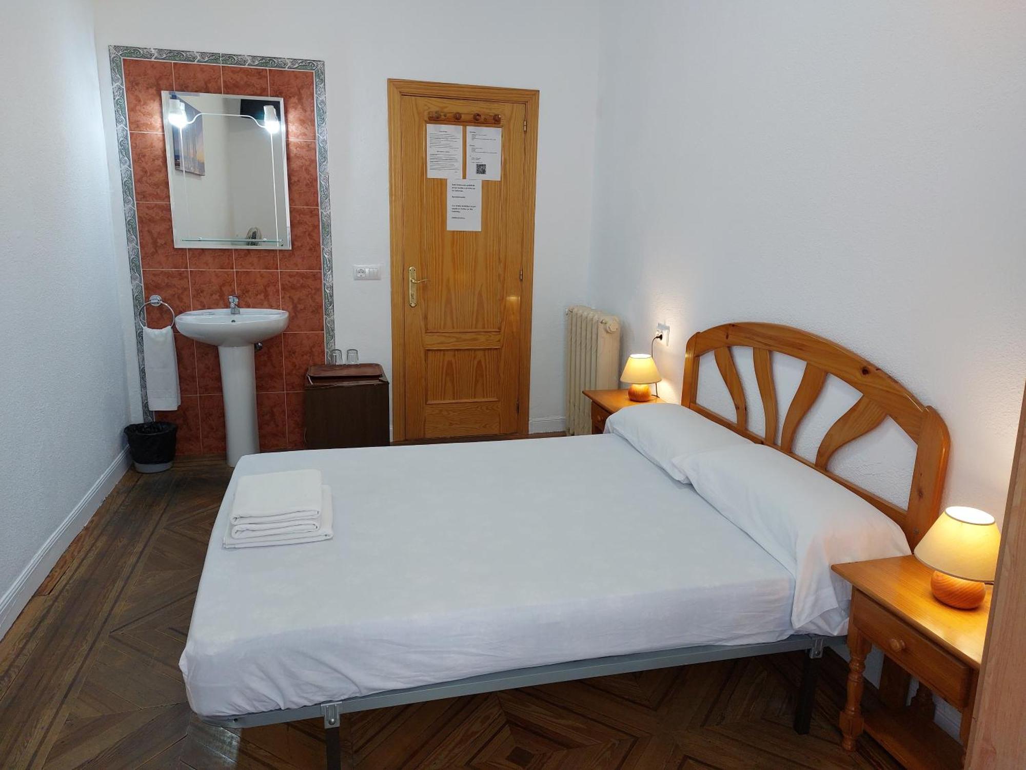 Hostal Miralva Мадрид Екстериор снимка