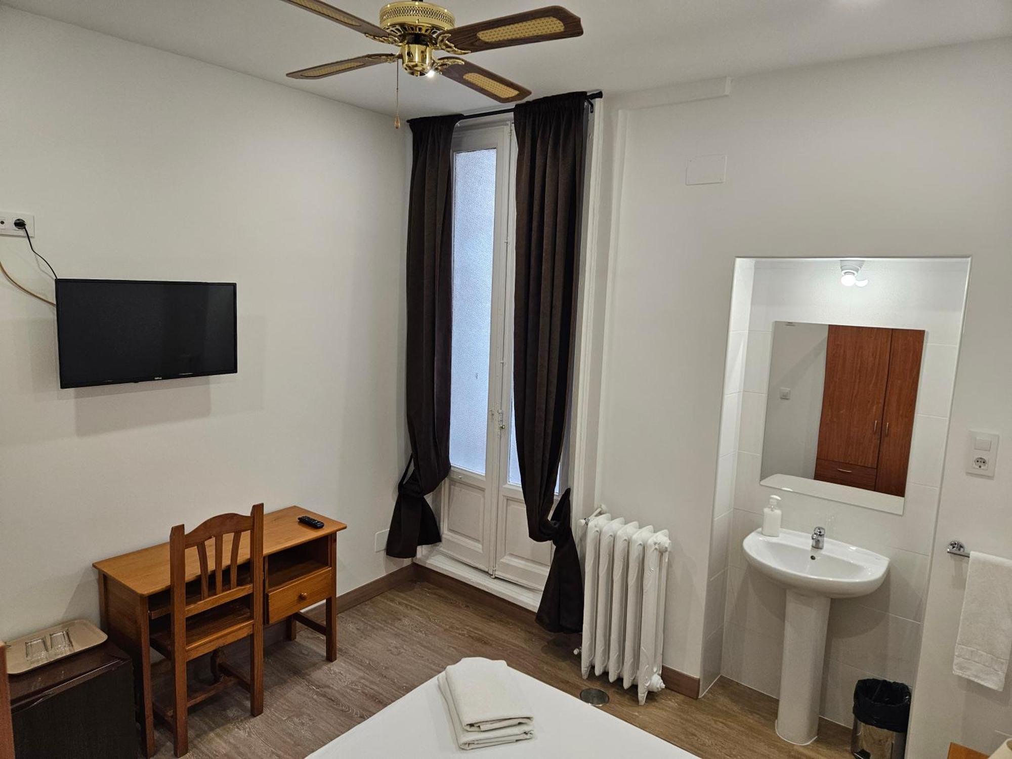 Hostal Miralva Мадрид Екстериор снимка
