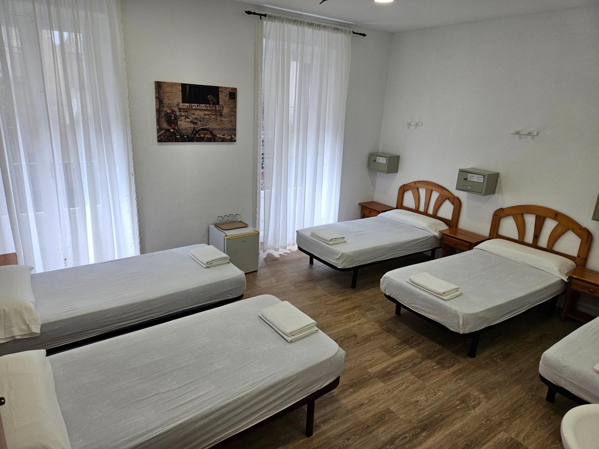Hostal Miralva Мадрид Екстериор снимка