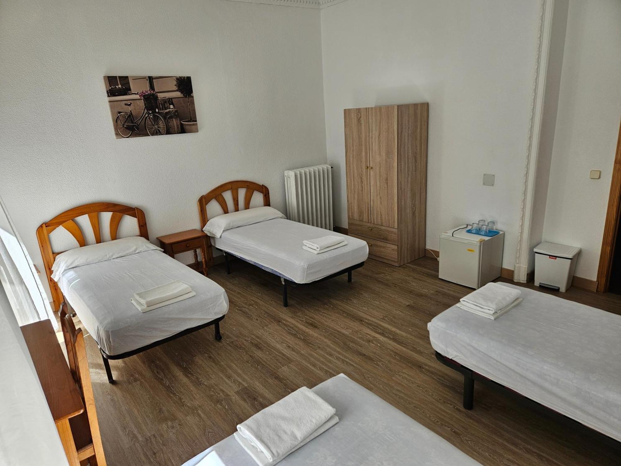 Hostal Miralva Мадрид Екстериор снимка